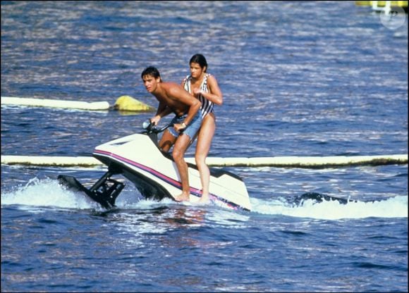Puis la Princesse a vécu une idylle avec Anthony Delon, fils du monstre sacré Alain Delon, et ami de Paul Belmondo, le temps d'un été...

La Princesse Stéphanie de Monaco et Anthony Delon sur un jet ski au Beach à Saint Tropez. Le 01 août 1984. Crédit Daniel Angeli / Bestimage