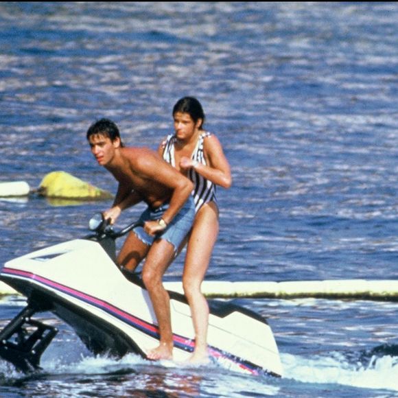 Puis la Princesse a vécu une idylle avec Anthony Delon, fils du monstre sacré Alain Delon, et ami de Paul Belmondo, le temps d'un été...

La Princesse Stéphanie de Monaco et Anthony Delon sur un jet ski au Beach à Saint Tropez. Le 01 août 1984. Crédit Daniel Angeli / Bestimage