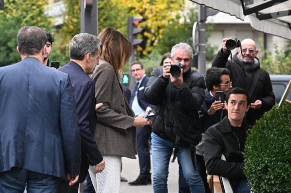 Nicolas Sarkozy est sorti de prison après 20 jours dans une cellule de 9m2. 

Nicolas Sarkozy et sa femme Carla Bruni vont déjeuner au restaurant Le Flandrin à Paris le lendemain de la sortie de prison de l'ancien président le 11 novembre 2025. Photo par Agence / Bestimage