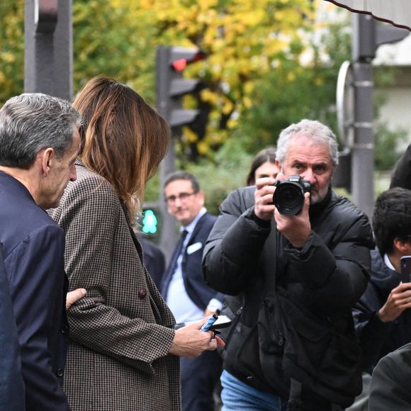 Nicolas Sarkozy est sorti de prison après 20 jours dans une cellule de 9m2. 

Nicolas Sarkozy et sa femme Carla Bruni vont déjeuner au restaurant Le Flandrin à Paris le lendemain de la sortie de prison de l'ancien président le 11 novembre 2025. Photo par Agence / Bestimage