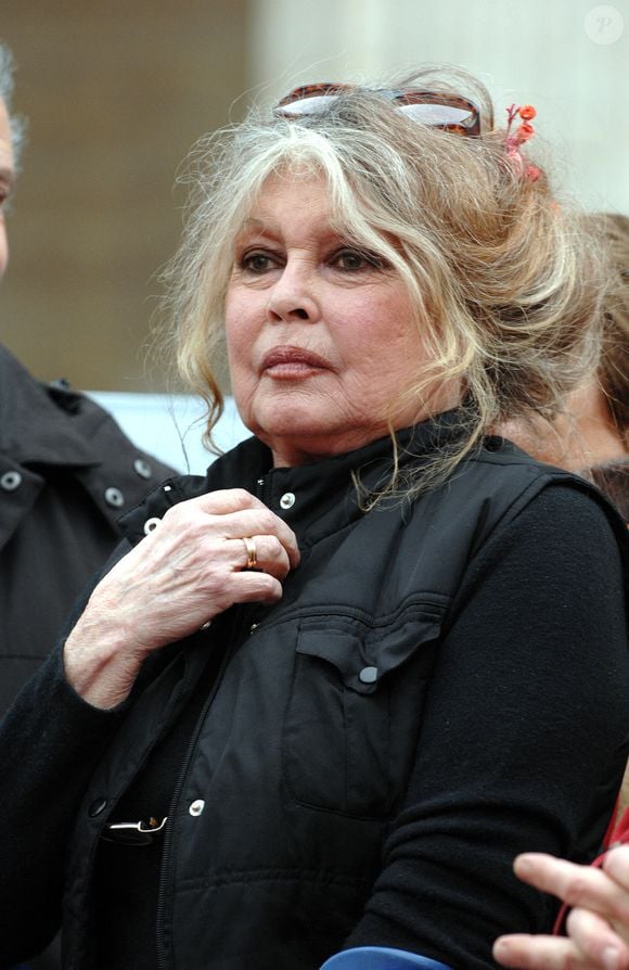 L'actrice française et militante des droits des animaux Brigitte Bardot participe à une manifestation pour les droits des animaux devant le Panthéon à Paris, France, le 24 mars 2007. Photo by Nicolas Khayat/ABACAPRESS.COM