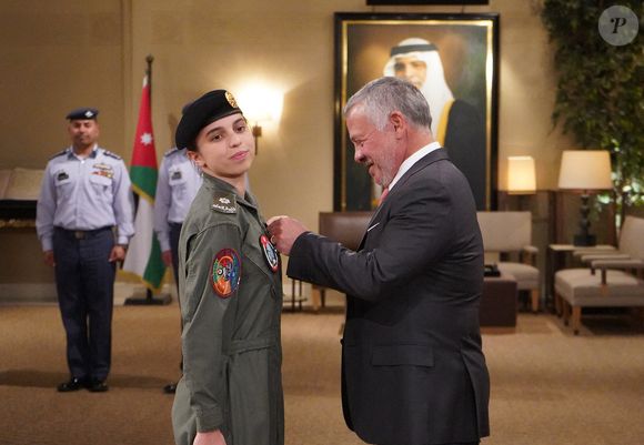 C'est son père, le roi Abdallah II qui a eu l'honneur de lui remettre ses ailes.

Le roi Abdallah II, commandant suprême des forces armées jordaniennes, remet à sa fille, la princesse Salma bint Abdallah II (qui aura 20 ans cette année), ses ailes après avoir terminé sa formation de pilote, lors d'une cérémonie à laquelle assistent la reine Rania Al Abdallah et le prince héritier Al Hussein bin Abdallah II à Amman, en Jordanie, le 8 janvier 2020. Photo by Balkis Press/ABACAPRESS.COM