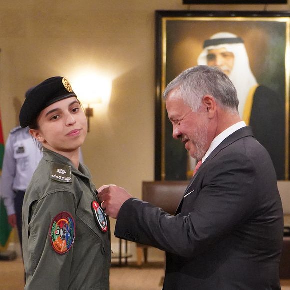 C'est son père, le roi Abdallah II qui a eu l'honneur de lui remettre ses ailes.

Le roi Abdallah II, commandant suprême des forces armées jordaniennes, remet à sa fille, la princesse Salma bint Abdallah II (qui aura 20 ans cette année), ses ailes après avoir terminé sa formation de pilote, lors d'une cérémonie à laquelle assistent la reine Rania Al Abdallah et le prince héritier Al Hussein bin Abdallah II à Amman, en Jordanie, le 8 janvier 2020. Photo by Balkis Press/ABACAPRESS.COM