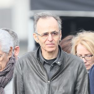 Dans la famille Goldman, on demande la fille. 

Philippe Gildas et Jean-Jacques Goldman lors des obsèques de Véronique Colucci au cimetière communal de Montrouge