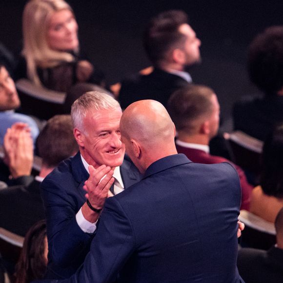 Depuis un petit moment, il se murmure qu'il pourrait remplacer Didier Deschamps en tant que sélectionneur de l'équipe de France après la Coupe du Monde 2026...

Zinedine Zidane et Didier Deschamps (sélectionneur de l'équipe de France) - sacré meilleur entraîneur de l'année 2018 lors de la cérémonie des Trophées Fifa 2018 au Royal Festival Hall à Londres, Royaume Uni, le 25 septembre 2018. © Cyril Moreau/Bestimage