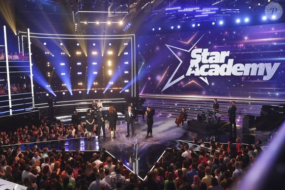 Pour découvrir les compositions des ex-élèves de la "Star Academy" 2025, il faut donc attendre la finale.

Enregistrement de l'émission "Star Academy",  sur TF1

Photo : Jack Tribeca / Bestimage