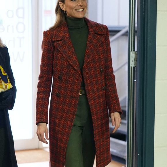 Pour les accessoires, la princesse de Galles a choisi des talons bleu marine et des boucles d’oreilles créoles en or avec pendentif gouttes rouges.

©Alpha Press 03/02/2026
Kate Princesse de Galles Catherine Katherine Duchesse de Cambridge Middleton avec le chien Barney
Visite de la société Hiut Denim Jeans à Cardigan, Pays de Galles