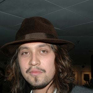 Lulu Gainsbourg fait des lives et signe des copies de son album intitulé 'From Gainsbourg to Lulu', au magasin Fnac à Paris, France, le 25 novembre 2011. Photo par Alain Apaydin/ABACAPRESS.COM