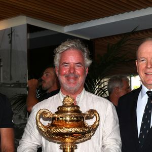 Pierre Casiraghi, Peter Harrison, le prince Albert II de Monaco - Le prince Albert II de Monaco a félicité les vainqueurs de l'Admiral’s Cup 2025, les 2 équipages du Yacht Club menés par Pierre Casiraghi, vice-président du Y.C.M. à la barre de Jolt 6 et Peter Harrison sur Jolt 3 le 14 septembre 2025.

© Claudia Albuquerque / Bestimage