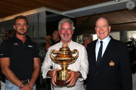 Pierre Casiraghi, Peter Harrison, le prince Albert II de Monaco - Le prince Albert II de Monaco a félicité les vainqueurs de l'Admiral’s Cup 2025, les 2 équipages du Yacht Club menés par Pierre Casiraghi, vice-président du Y.C.M. à la barre de Jolt 6 et Peter Harrison sur Jolt 3 le 14 septembre 2025.

© Claudia Albuquerque / Bestimage