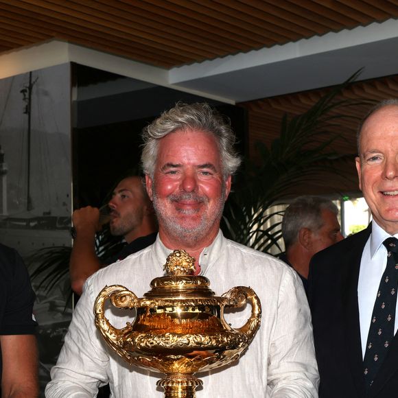 Pierre Casiraghi, Peter Harrison, le prince Albert II de Monaco - Le prince Albert II de Monaco a félicité les vainqueurs de l'Admiral’s Cup 2025, les 2 équipages du Yacht Club menés par Pierre Casiraghi, vice-président du Y.C.M. à la barre de Jolt 6 et Peter Harrison sur Jolt 3 le 14 septembre 2025.

© Claudia Albuquerque / Bestimage