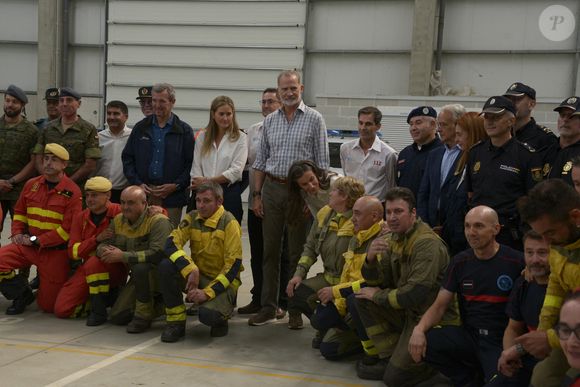 Le couple prévoit aussi des déplacements en Galice et en Estrémadure, zones également menacées.

Le roi Felipe VI (9l) et la reine Letizia (9r) lors d'une visite à Ourense, le 28 août 2025, à Ourense, en Galice, Espagne. Le roi et la reine d'Espagne effectuent aujourd'hui une visite officielle dans différentes parties de la province d'Ourense, la région la plus touchée par la récente vague d'incendies de forêt. L'objectif de cette visite est de constater de visu l'étendue des dégâts, d'écouter les demandes des habitants et de transmettre un message de soutien et de solidarité. La journée débutera au centre de coordination du district forestier XIV, à Verín, et se terminera par une visite à l'école publique de Medeiros. © Rosa Veiga/Europa Press/Bestimage