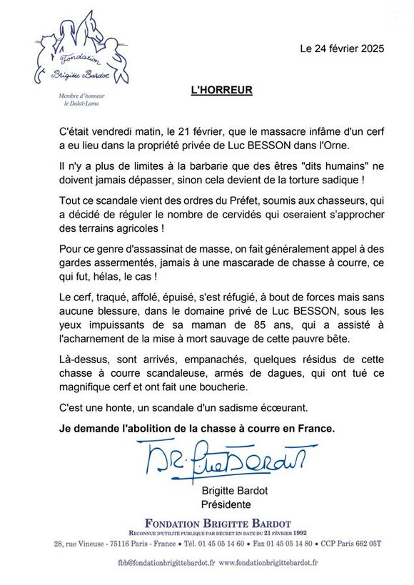 Des chasseurs se sont acharnés sur l'animal, en l’abattant sauvagement au couteau. 
Brigitte Bardot sur X.