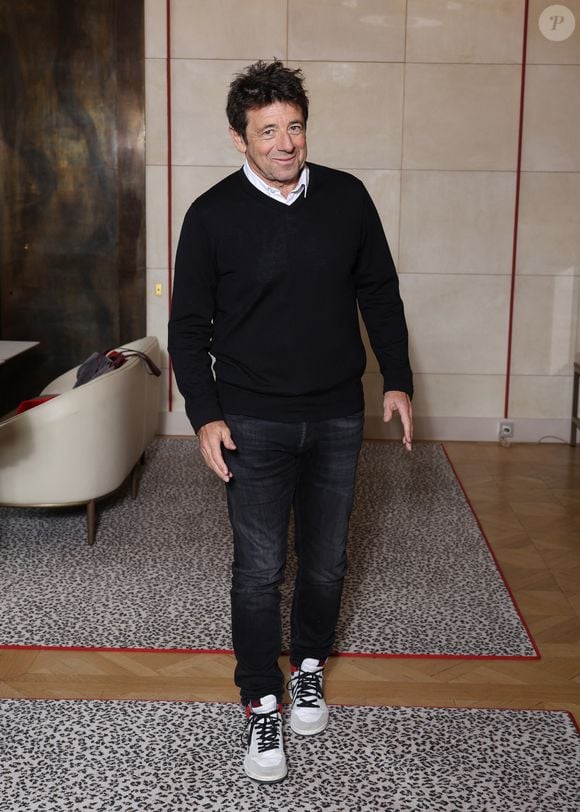 Des centaines de photographes étaient devant la maternité.

Patrick Bruel lors de la nomination de Stéphane Bern comme Pape du Patrimoine lors de la Saint Clément au restaurant Alain Ducasse Baccarat, à Paris, France, le 20 novembre 2025. © Denis Guignebourg/Bestimage