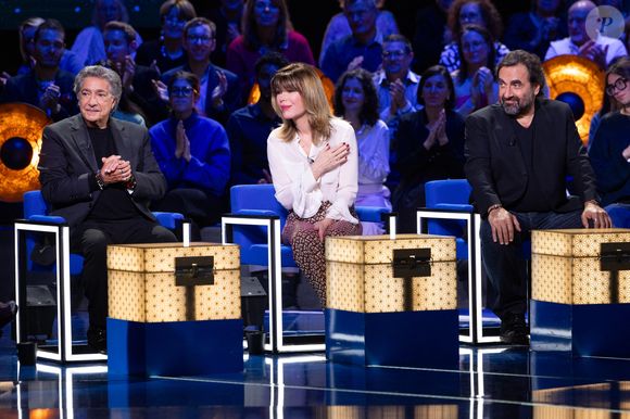 Frédéric François, André Manoukian, Isabelle Morizet (Karen Cheryl) lors de l'enregistrement de l'émission "La Boîte à secrets", présentée par F.Bollaert et diffusée le 16 janvier 2026 sur France 3, dans les studios du Lendit à Saint-Denis, France, le 16 décembre 2025. © Cyril Moreau/Bestimage