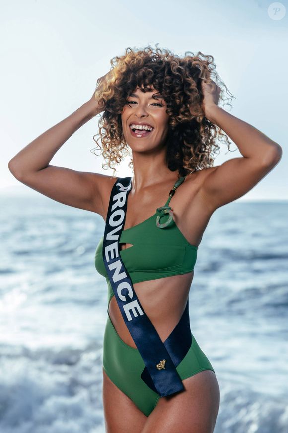 Julie Zitouni, Miss Provence 2025 en route pour Miss France 2026, prend la pose pour le traditionnel shooting en maillot de bain. © Benjamin Decoin/Sipa via Bestimage