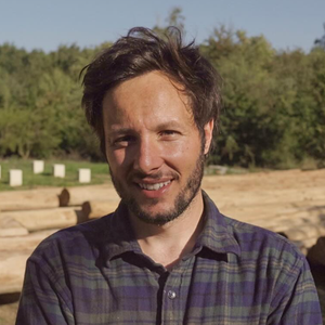 Vianney sous la neige pour continuer à construire sa cabane loin de Paris

Vianney - Instagram