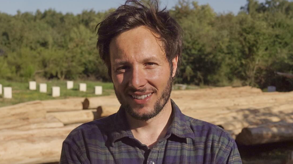 Même sous la neige, Vianney poursuit la construction de sa cabane en pleine forêt : le visage du chanteur touché