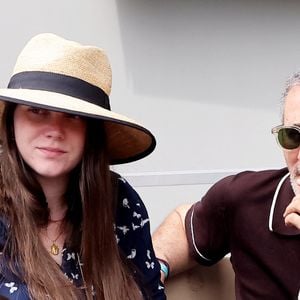 Elie Semoun et sa compagne Aude (enceinte) dans les tribunes lors des Internationaux de France de Tennis de Roland Garros 2025. Paris, le 1er Juin 2025. © Dominique Jacovides/Bestimage