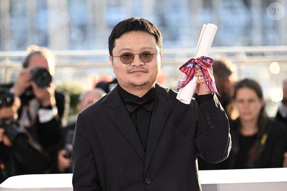 Le réalisateur et scénariste chinois Bi Gan pose pour un photocall après avoir reçu un Prix spécial pour le film "Kuang ye shi dai" (Résurrection) lors de la cérémonie de clôture de la 78e édition du Festival de Cannes à Cannes, France, le 24 mai 2025. Photo de David Niviere/ABACAPRESS.COM