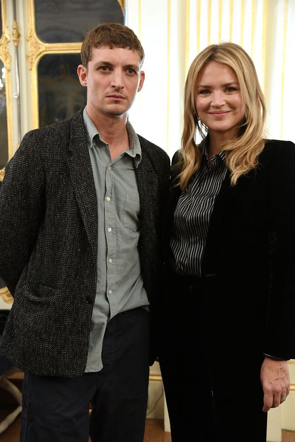 "Partager la vie d’un acteur, c’est vivre avec plusieurs personnes en même temps !", a ainsi affirmé l'ancienne présentatrice de "Nouvelle Star"

Virginie Efira et son compagnon Niels Schneider - Virginie Efira reçoit le French Cinema Award lors d'une cérémonie au ministère de La Culture à Paris le 12 janvier 2023.
© Giancarlo Gorassini / Bestimage
