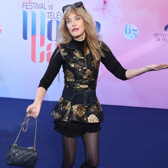 L'actrice a rapidement validé les clichés mis en ligne par son filleul en écrivant le commentaire suivant : "Oh si joli mon Billy"

Arielle Dombasle - Photocall du film 'Les derniers jours de Charles Baudelaire' au Grimaldi Forum lors de la 65ème édition du Festival TV De Monte Carlo le 13 Juin 2026 © Denis Guignebourg /Bestimage