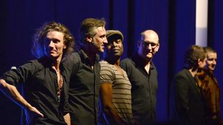 "Trente-cinq séances de rayons" : trois ans après l'annonce de son diagnostic, ce chanteur emblématique reprend du service et évoque son état