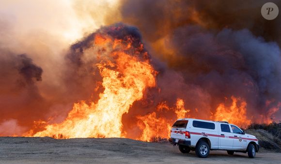 Le feu monte sur les collines derrière Pacific Palisades samedi matin, alors que les avions de lutte contre les incendies larguent de l'eau et se réapprovisionnent pour combattre les flammes. Los Angeles, CA, USAA, le 11 janvier 2025. Photo par Daniel A. Anderson/Zuma Press Wire/ABACAPRESS.COM