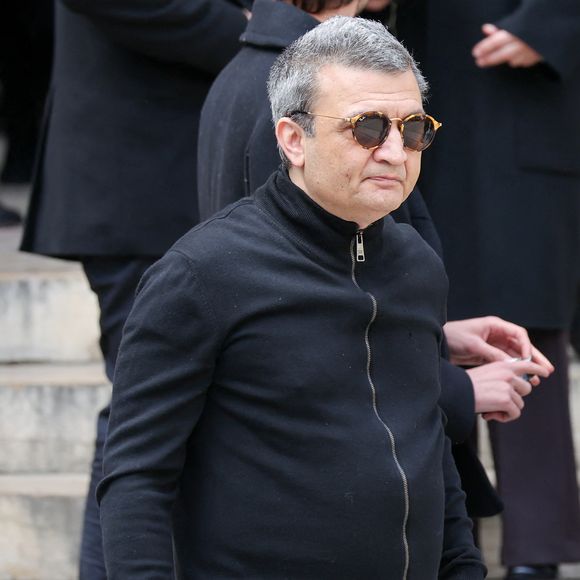 En raison de la mise en examen par le juge d’instruction, le 19 décembre 2024, de Darius Langmann, notamment pour faux et usage de faux, Thomas Langmann a obtenu que la procédure civile soit gelée dans l’attente du résultat de l’enquête pénale, selon une décision rendue vendredi par le tribunal de Paris et dont l’AFP a eu connaissance.

Thomas Langmann - Sorties des obsèques du prince Jean-Stanislas Poniatowski en l'Eglise polonaise à Paris, France, le 29 avril 2024. © Jacovides-Moreau/Bestimage