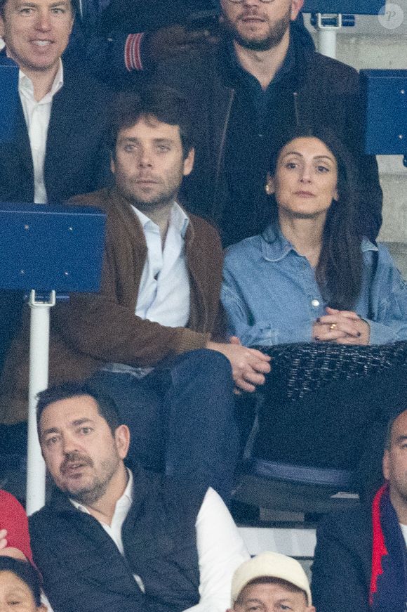 Benjamin Duhamel et Agathe Lambret dans les tribunes du match de quart de finale aller de Ligue Des Champion au Parc des Princes à Paris, le 8 avril 2026. 

Photo : Cyril Moreau / Bestimage