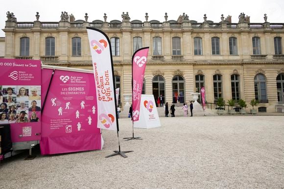 Exclusif - Le bus du coeur de l'association "Agir pour le coeur des femmes" fait une halte à l'Assemblée Nationale à Paris le 28 mai 2025
© Jack Tribeca / Bestimage