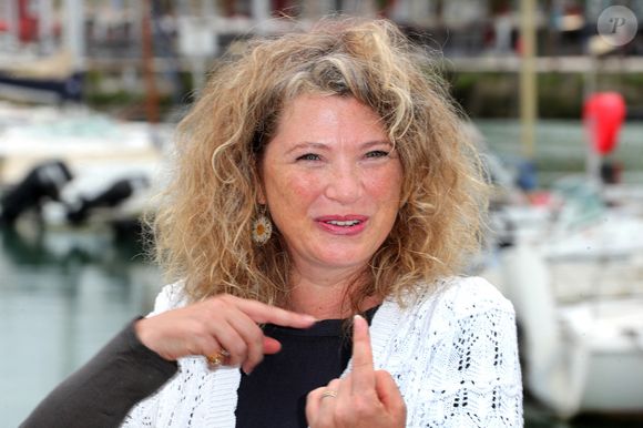 Elle se confiait récemment à nos confrères de "Gala" sur ce double rôle qu'elle a dû endosser : 

Cécile Bois - Photocall du film "Signalements" lors de la 26ème Edition du Festival de la Fiction de La Rochelle. Le 11 septembre 2024
© Patrick Bernard / Bestimage