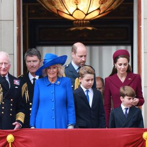 Aujourd'hui, des milliers d'Anglais et touristes se sont réunis aux abords du palais de Buckingham dans l'espoir d'apercevoir le célèbre souverrain et son illustre clan. 

Le roi Charles III d'Angleterre et Camilla Parker Bowles, reine consort d'Angleterre, La princesse Anne, Le prince William, prince de Galles, et Catherine (Kate) Middleton, princesse de Galles, avec leurs enfants le prince George de Galles, la princesse Charlotte de Galles et le prince Louis de Galles assistent aux célébrations du 80ème anniversaire de la fin de la Seconde guerre mondiale (VE Day) au balcon de Buckingham Palace à Londres, le 5 mai 2025.