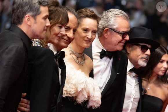 Paul Soriano, Rosemarie DeWitt, Andy García, Vicky Krieps, Danny Huston, Jai Stefan, Sofia Stefan - Montée des marches du film " Diamond " lors du 79ème Festival International du Film de Cannes, le 19 mai 2026. © Jacovides-Moreau / Bestimage