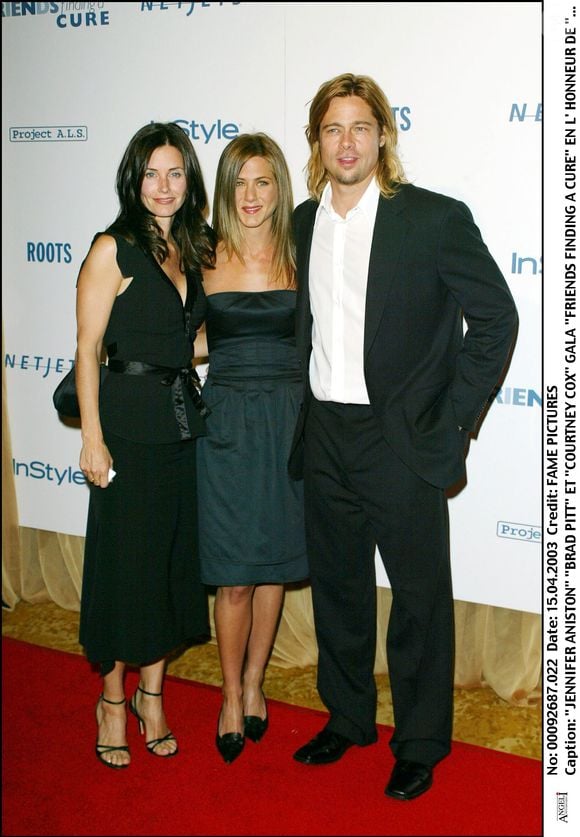 Jennifer Aniston, Courteney Cox et Brad Pitt au gala "Finding a cure" en l'honneur de Brad Grey à Beverly Hills le 14 avril 2003.  

Fame Pictures / Bestimage