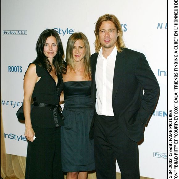 Jennifer Aniston, Courteney Cox et Brad Pitt au gala "Finding a cure" en l'honneur de Brad Grey à Beverly Hills le 14 avril 2003.  

Fame Pictures / Bestimage
