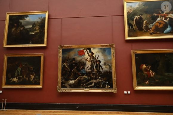 Une expertise sous lampe UV a ensuite permis de révéler la signature du célèbre peintre mexicain Juan Correa.

La ministre de la Culture Rachida Dati lors de la remise en place de la monumentale toile d'Eugène Delacroix "La Liberté guidant le peuple" après six mois de restauration au musée du Louvre à Paris, France, le 30 avril 2024. Après une restauration d'un peu plus de six mois, La Liberté guidant le peuple retrouve le musée du Louvre. La monumentale toile d'Eugène Delacroix (1798-1863) sera de nouveau présentée au public dans la salle Mollien à partir de ce jeudi 2 mai. Le tableau révèle des secrets jusque-là inconnus. © Denis Guignebourg/Bestimage