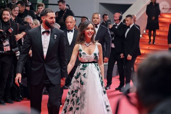 Karim Benzema et Lyna Khoudri à la descente des marches du film « 13 jours 13 nuits » lors du 78ème Festival International du Film de Cannes. Le 23 mai 2025
© Jacovides-Moreau / Bestimage