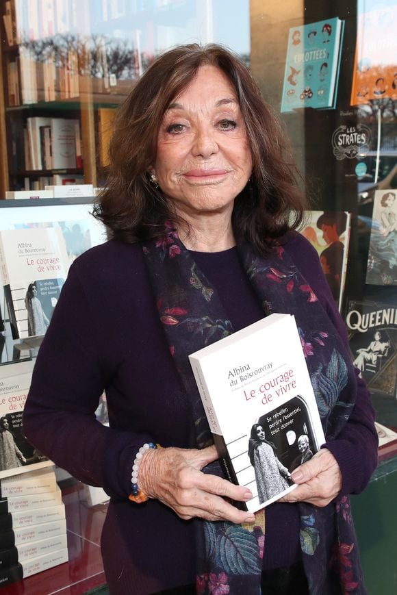 "Je fus calcinée par les flammes, émotionnellement incinérée", a t-elle écrit dans son ouvrage "Le Courage de vivre" comme l'ont rapporté les équipes de "Libération" ce jeudi 17 juillet 2025.

Exclusif - La Comtesse Albina du Boisrouvray (cousine du Prince Rainier de Monaco) dédicace son livre "le courage de vivre" à la librairie  Galignani à Paris, France, le 8 Mars 2022. Bertrand Rindoff/Bestimage