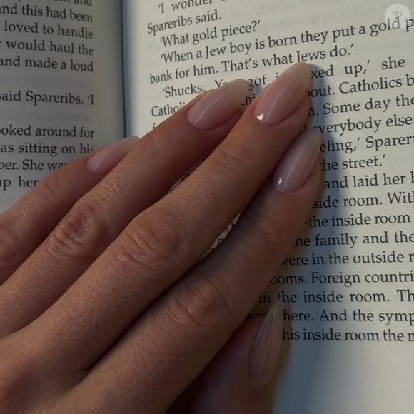 Exit les teintes de vernis flashys : la "glass manicure" propose un effet miroir imitant la clarté et la brillance du verre.
