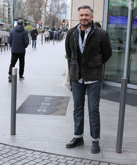 Quelques années plus tard, Olivier Minne a aussi perdu 24 kilos après être monté à 112 kilos.

Exclusif - Olivier Minne - Les célébrités à la sortie de l'émission de radio Les Grosses Têtes sur RTL à Neuilly-sur-Seine le 12 janvier 2026. © Jonathan Rebboah/PsnewZ/Bestimage