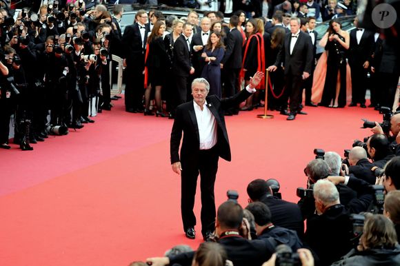 Alain Delon - Montée des marches du film "A Hidden Life" lors du 72ème Festival International du Film de Cannes. Le 19 mai 2019
© Jacovides-Moreau / Bestimage