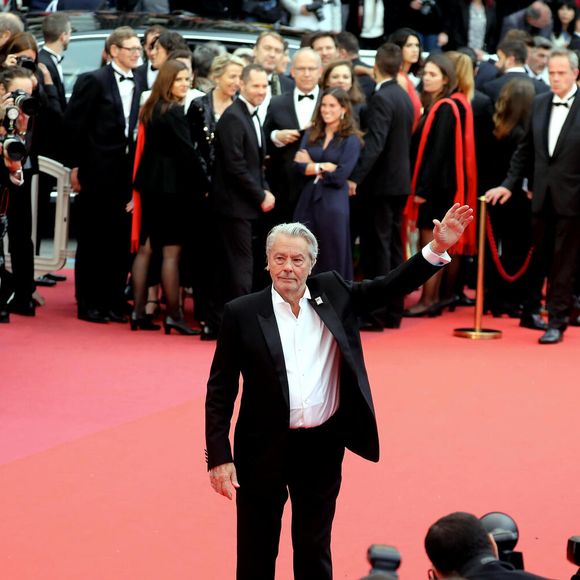 Alain Delon - Montée des marches du film "A Hidden Life" lors du 72ème Festival International du Film de Cannes. Le 19 mai 2019
© Jacovides-Moreau / Bestimage