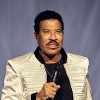 “Il ne se sent pas bien” : Lionel Richie sort de scène en plein concert, le public a compris que quelque chose n’allait pas