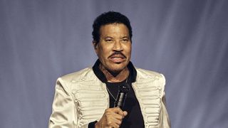 “Il ne se sent pas bien” : Lionel Richie sort de scène en plein concert, le public a compris que quelque chose n’allait pas