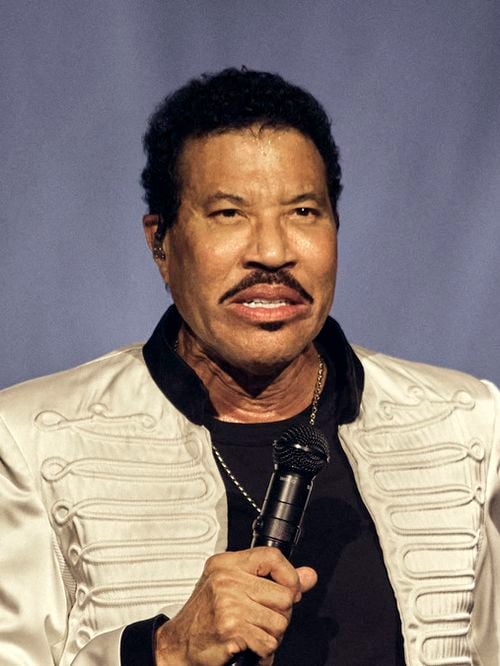 “Il ne se sent pas bien” : Lionel Richie sort de scène en plein concert, le public a compris que quelque chose n’allait pas