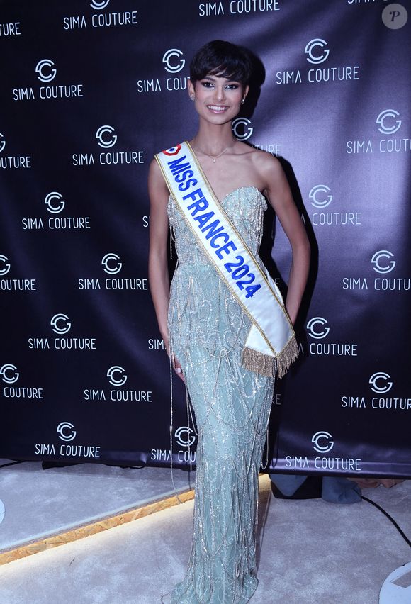 Eve Gilles (Miss France 2024) - Défilé de mode "Sima Couture" à Enghien le 5 novembre 2024. © Rachid Bellak/Bestimage