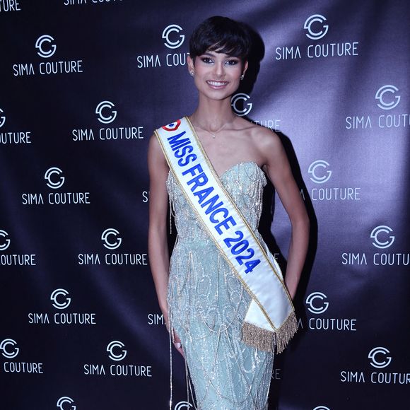 Eve Gilles (Miss France 2024) - Défilé de mode "Sima Couture" à Enghien le 5 novembre 2024. © Rachid Bellak/Bestimage