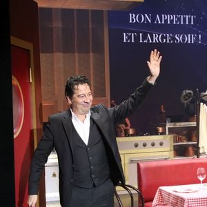 Exclusif - Laurent Gerra salue le public à la fin de son nouveau spectacle « Laurent Gerra se met à table ! », à savourer au Casino de Paris, France, le 04 Janvier 2025. © Bertrand Rindoff/Bestimage