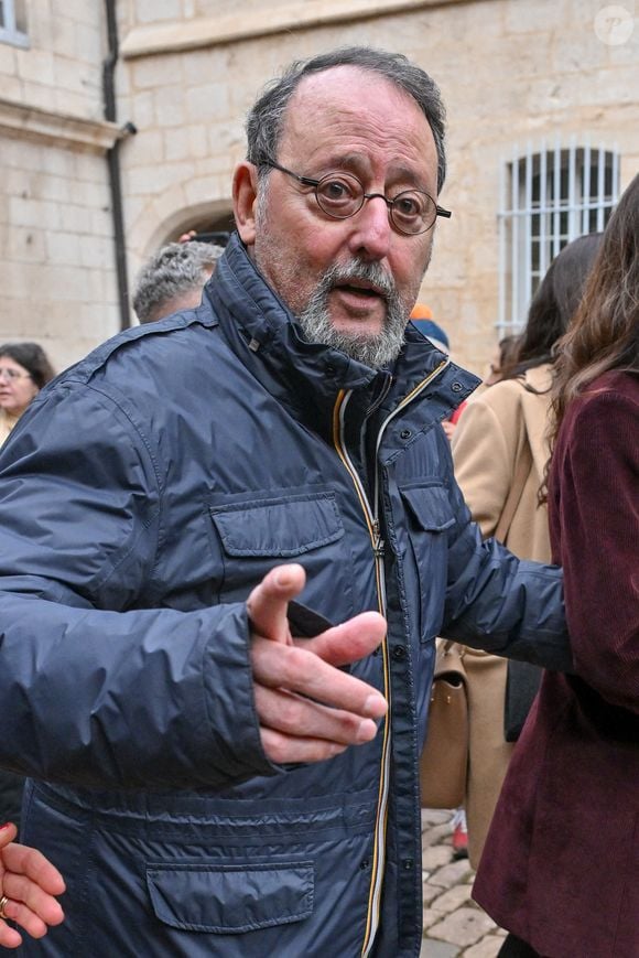 Jean Reno assistant à la 164e Vente des Vins des Hospices de Beaune à Beaune, France, le 17 novembre 2024. Photo de Julien Reynaud/APS-Medias/ABACAPRESS.COM